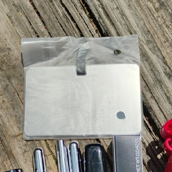 giveaway Marc Jacobs New Red Round Crossbody Bag with Mirror & 6 Makeup Products - Picture 3 of 7